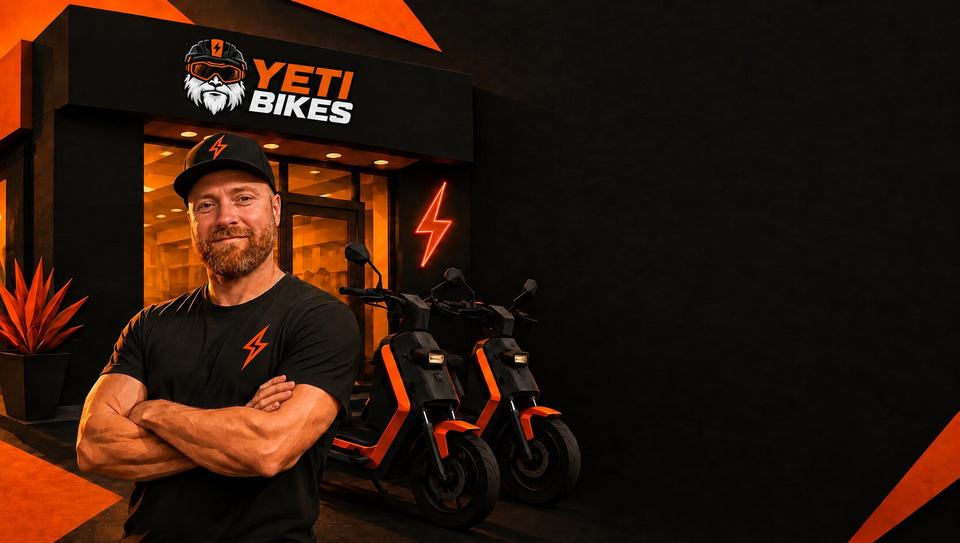 Точка выдачи Yeti Bikes в Краснодаре: сотрудник и электробайки Wenbox у входа